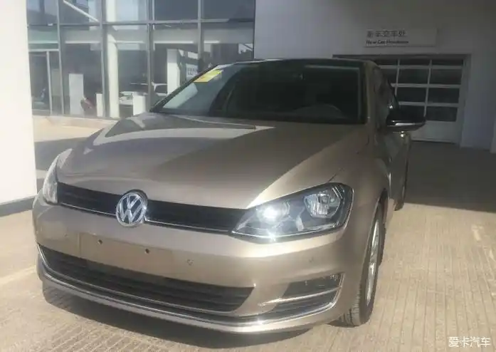 金色的高尔夫是真的漂亮