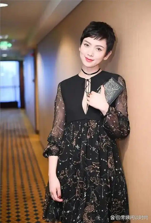 刘恺威的现任女友气质真好,穿小黑裙配短发秀身材,颜值和气质不输一线