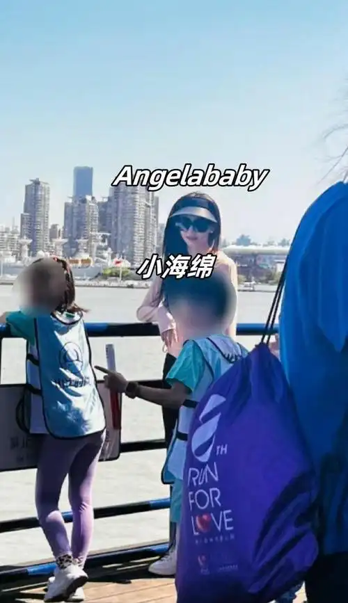 angelababy带儿子做公益,紧盯小海绵太有爱,打扮时髦却不合群!