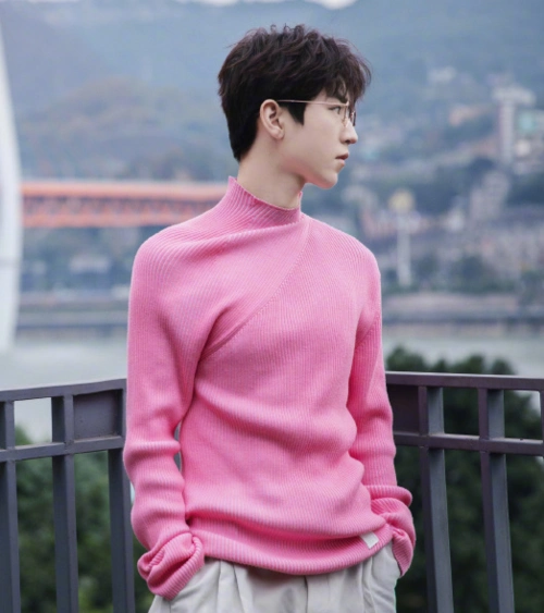 王俊凯穿粉毛衣,无意露出"胸肌",万万没想到小小年纪还挺有料