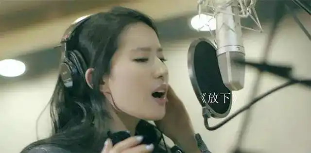 刘亦菲在录音棚里唱歌的架势相当专业,认真唱歌的神仙姐姐有木有更美