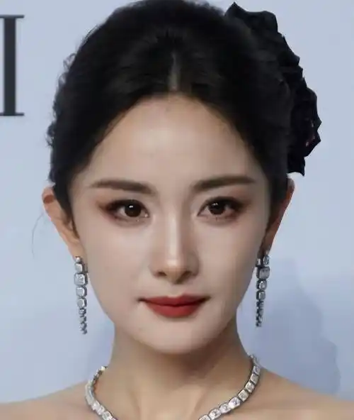 巴黎这一天,杨幂的尴尬,揭开了娱乐圈的三大现实面_状态_双眼皮_皮肤