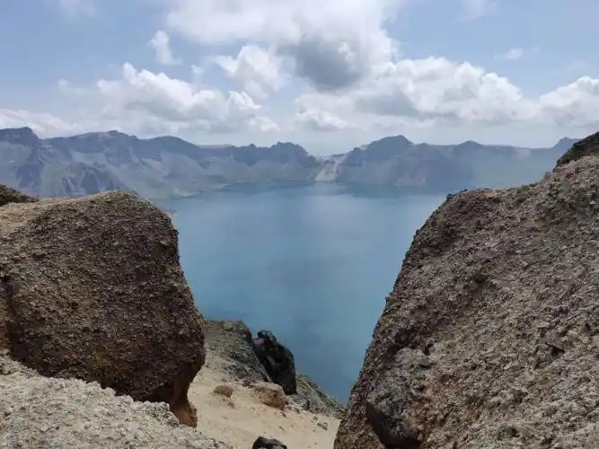吉林长白山大天池火山口只有八月份才能见