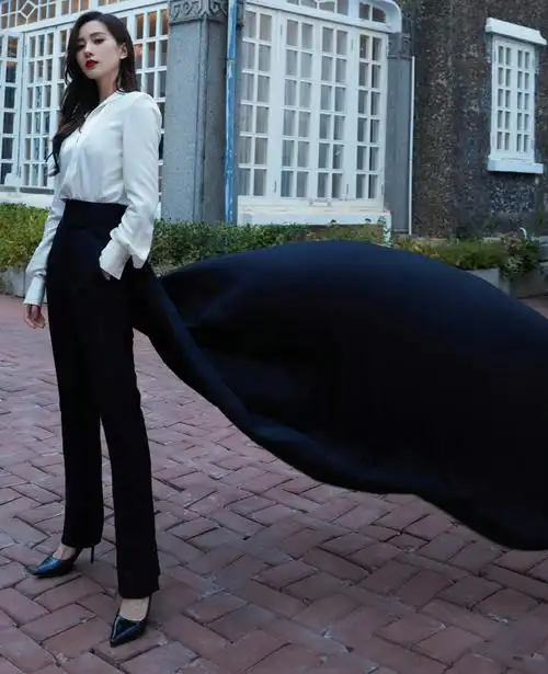 刘诗诗秋日山系封面大片