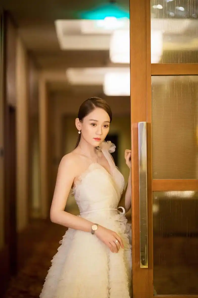 陈乔恩为了美太拼了,穿抹胸裙"美丽冻人",看着不像39岁