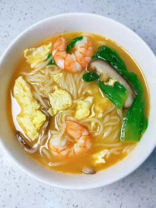 今日份的一碗面鲜虾香菇青菜鸡蛋面好清爽