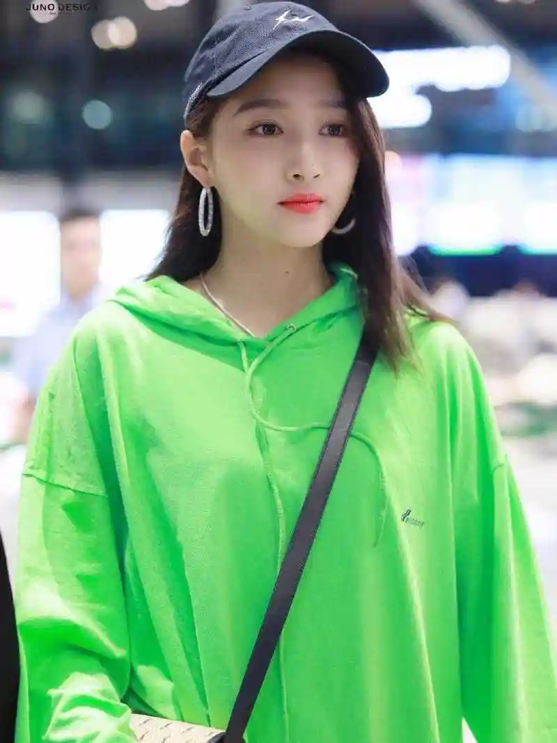 原创关晓彤把绿色卫衣"穿火"了,搭配紧身健美裤秀大长腿,气质惊艳