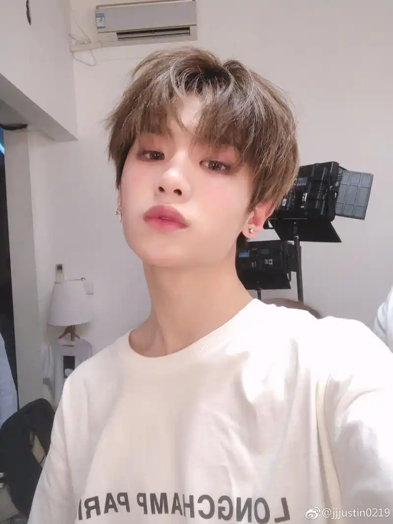 justin分享190605justin教科书级别的自拍集合长得好看还自带技能加成