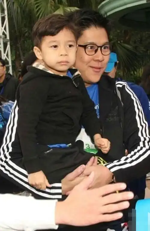 郭晶晶一家,父亲节浪漫温馨,合照满满都是爱