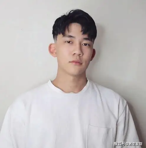 原创男生夏天别乱剪发型,试试这4款"两边铲光"发型,干净又帅气