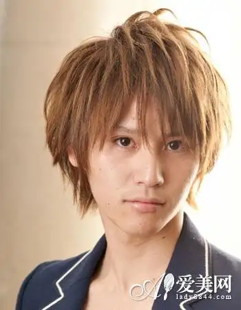 男生锡纸烫发型五:时尚的亚麻色染发,大片的刘海修饰了脸型,蓬松的