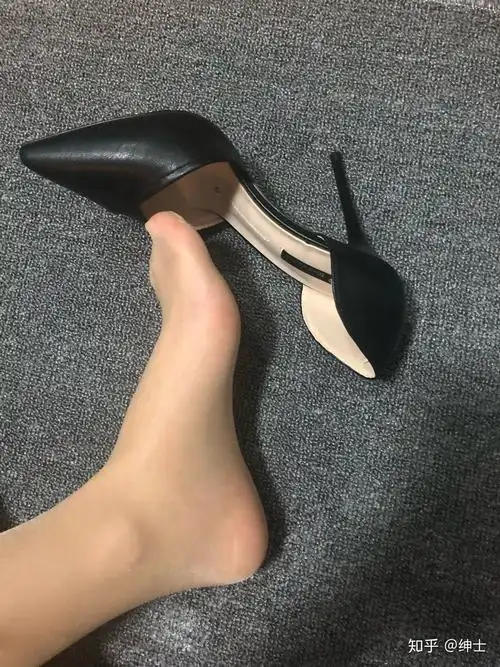 为什么很多女生喜欢穿丝袜脱鞋晾脚