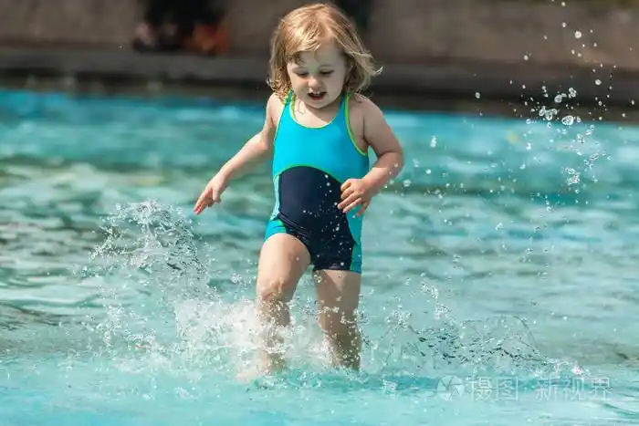 小女孩在公共游泳池