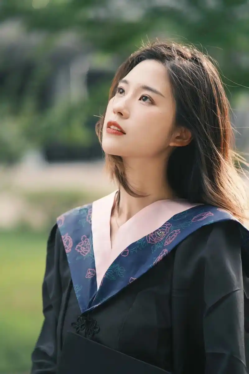 本科时候的毕业照.#校园 #学士服 #清纯女高 不知道明年研 - 抖音