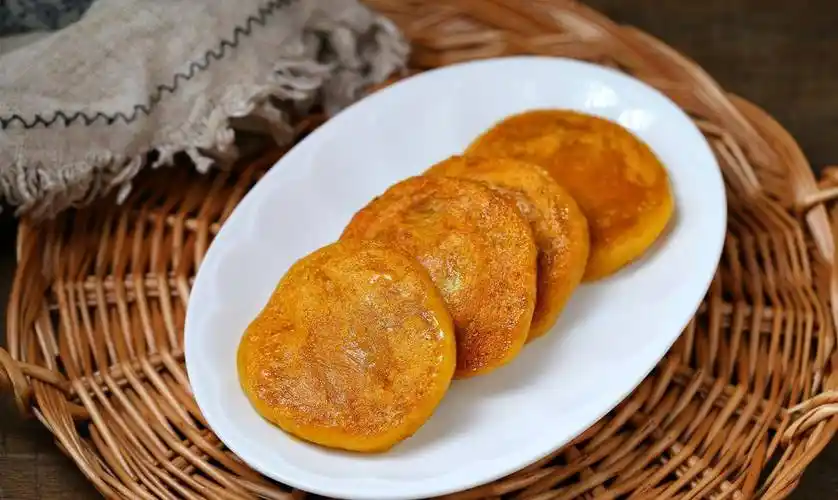 煎南瓜饼时要用小