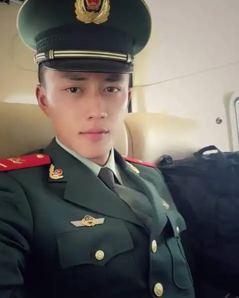 19 武警特战队员杨明鑫走红网络 网友:帅气不输宋仲基
