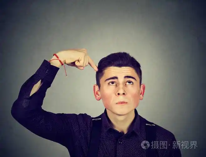 男人抓头,想什么,抬头