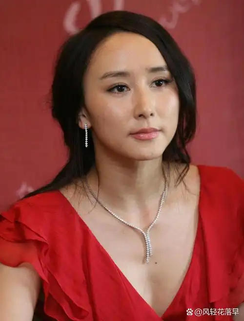 胡静昔日美貌令人遥想,现如今面容却显得有些僵硬,似乎医美带来的不是