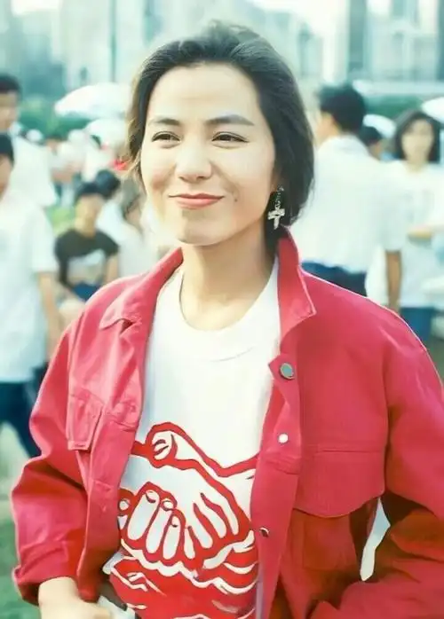 钟楚红自从出道之后,便凭借自己出色的颜值和魅力赢得了众多网友和