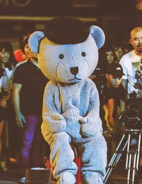 扮演玩偶熊谋生,但是故事里的主人公和千玺本人一样都有着不放弃的