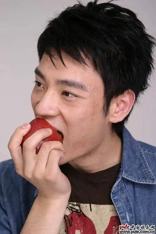 瓣嘴上李光洁还吐槽过郭京飞,说郭脸上的坑比他还多.