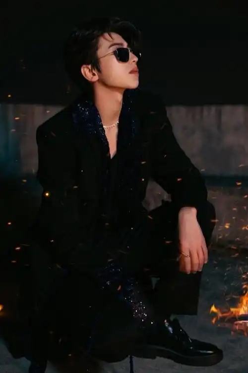 蔡徐坤黑色闪片西装造型,蔡徐坤黑色闪片西装造型图片-图2