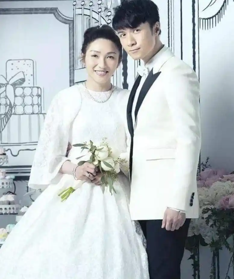 原创古巨基妻子50岁产子只有对的男人才值得女人的付出