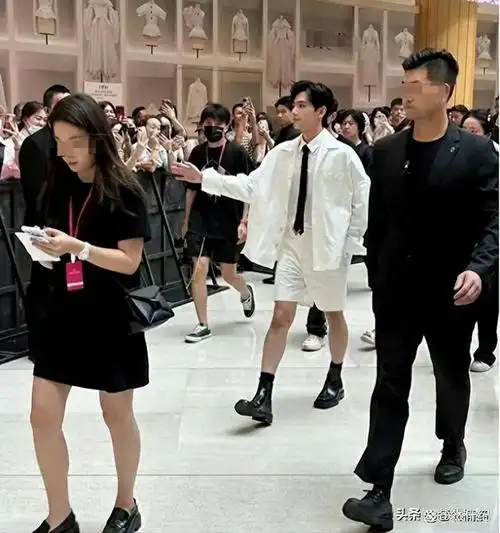 8块腹肌,身价过亿,这5位男星有颜有钱,为何却没身高?