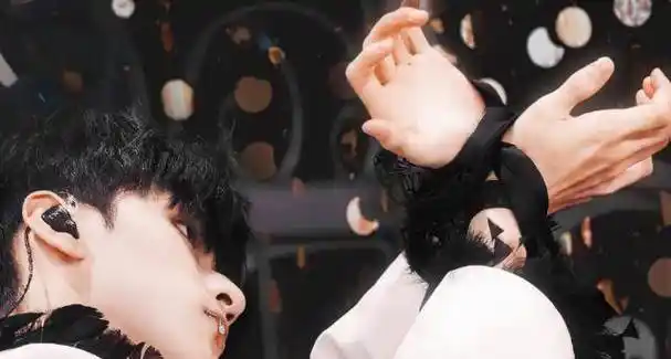 tnt穿渔网衣跳舞,扯破衣服舞台依旧惊艳,造型越来越好看_刘耀文_动作