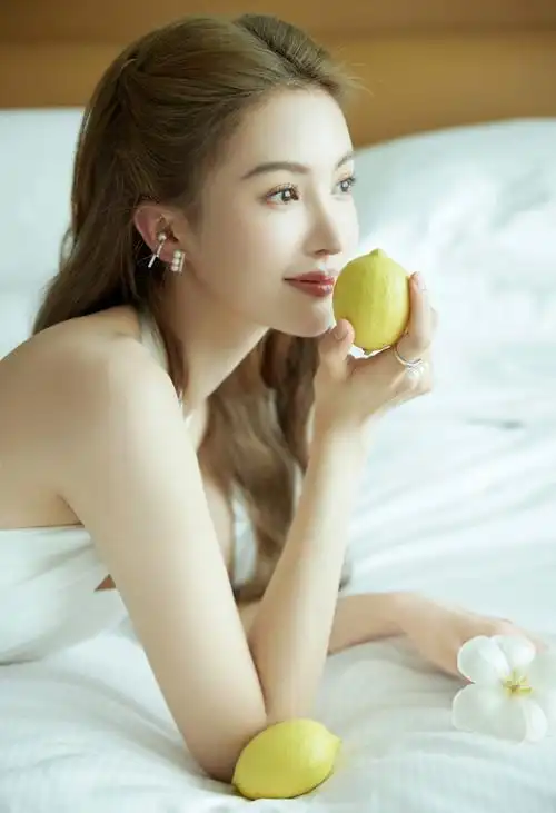 金晨超话#汤臣倍健yep亚太区磁感大使金晨#一袭白色露背长裙拖尾摇曳