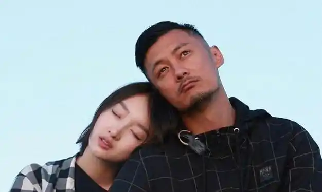 不注重私生活,不拉窗帘与男友玩"游戏",周冬雨最终还是暴露了