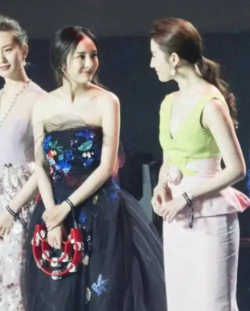 提问:你觉得杨幂为何现在会比刘亦菲越来越红呢?