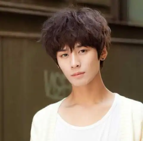 的一款蓬松烟花烫发型,瞬间变得无比的帅气潮流起来,明显的烫发线条