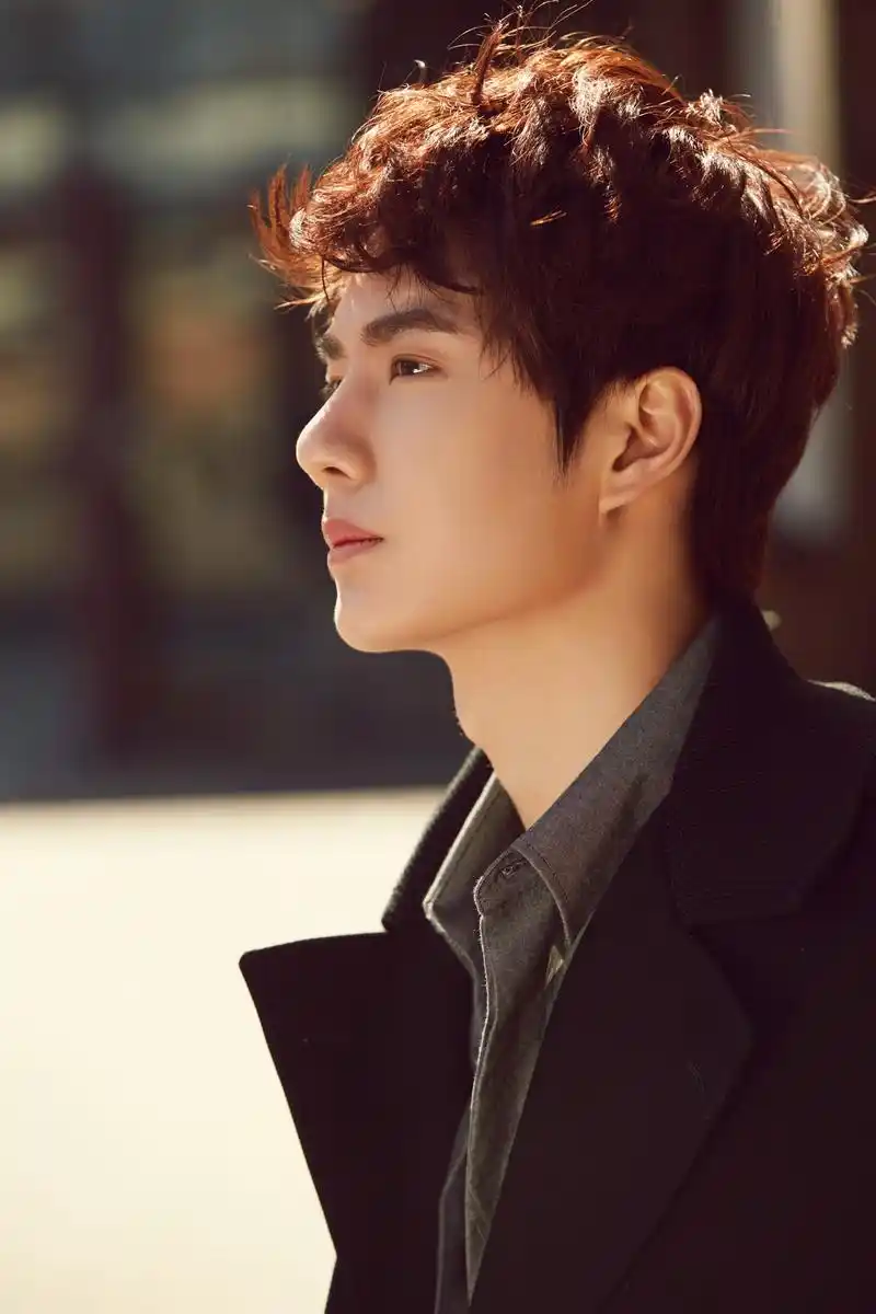 组图:王一博曝最新写真 尽显摩登新绅士风格_高清图集_新浪网