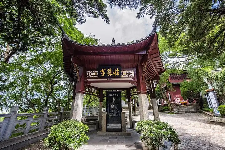 石钟山由石灰岩构成,因长期受地表水和地下水的溶蚀,形成了奇特的常人