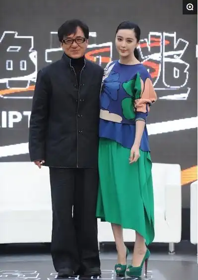 这应该就是成龙和范冰冰最自然的一次合影了