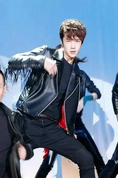 王一博近照发福变胖新片出演维和警察疑似为角色增肌