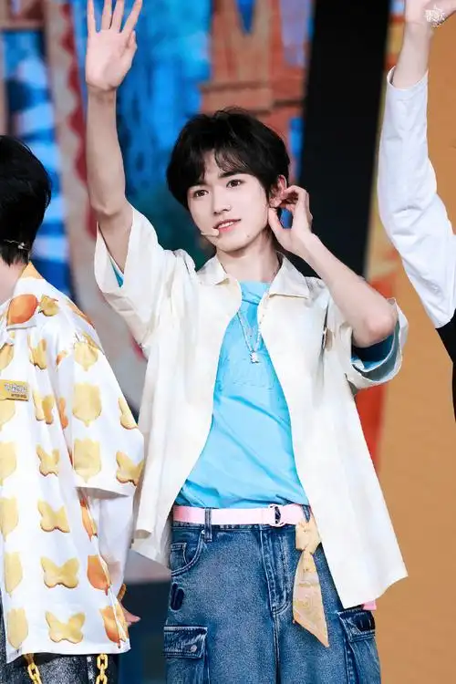 宋亚轩康师傅冰红茶品牌代言人##时代少年团夏日清爽穿搭##冰红茶