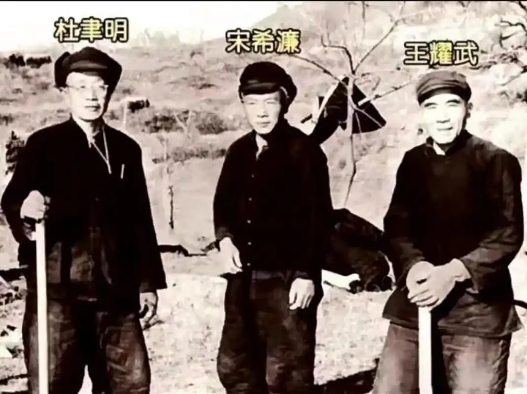 1958年,功德林三名"战犯"合影,他们都是赫赫有名的国民党将领,在抗日