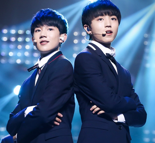 王源王俊凯隔空秀兄弟情看清近照中的肤色粉丝不厚道的笑了