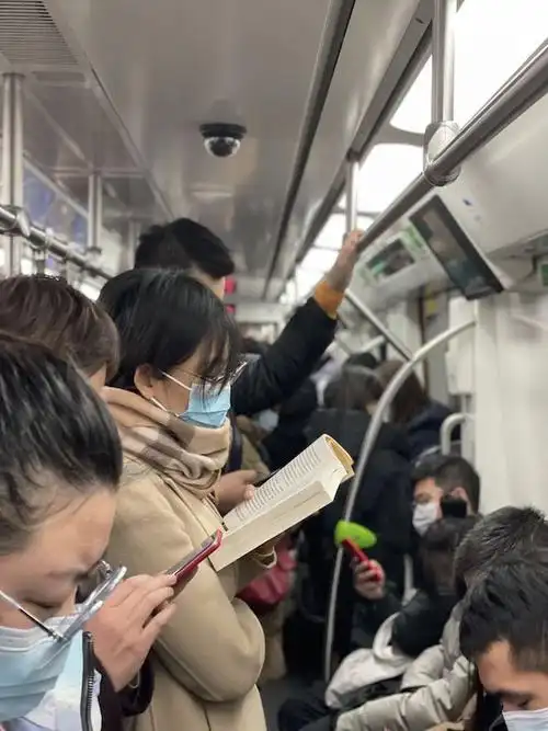拍北京地铁上的读书人第四年流量时代的阅读选择