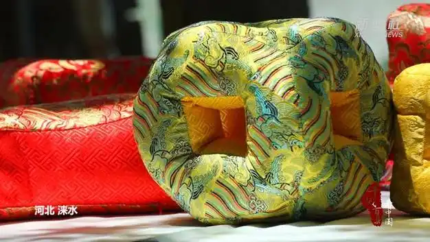 耳枕,因在枕头的中心留有一孔,侧睡时可以保护耳朵不受压迫而得名.