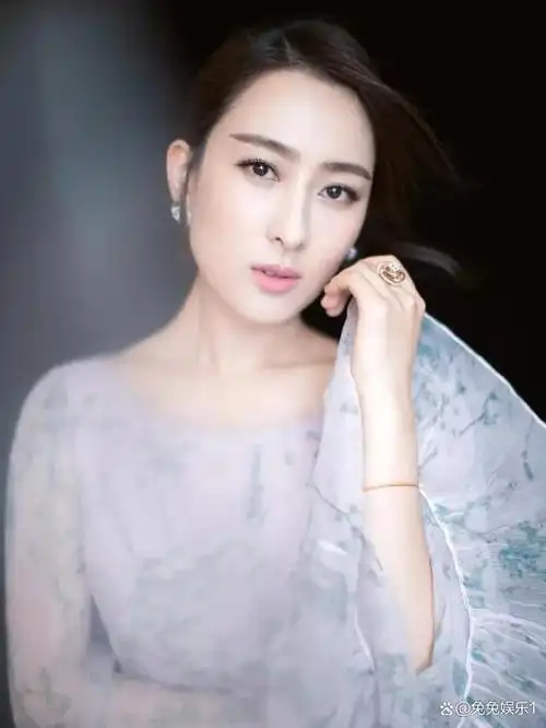 难怪马苏有马漂亮的绰号,这颜值真的很出众,不愧是孔令辉看中的