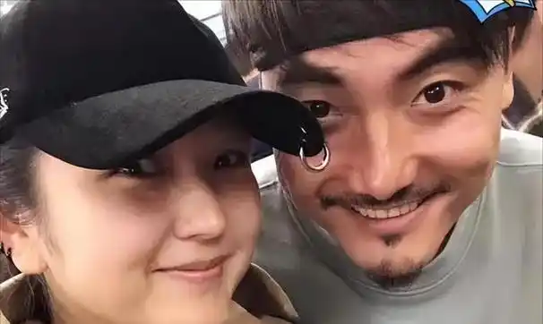 释小龙何洁分手13年后,一个身家过亿,一个捉襟见肘