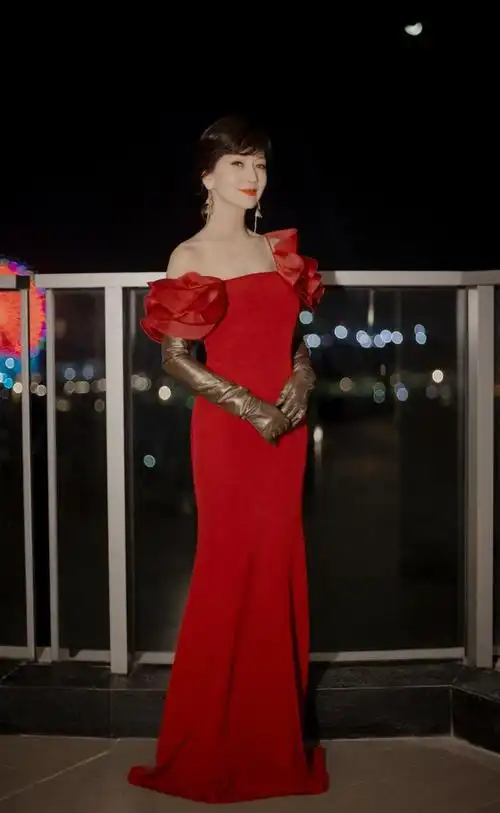要是挡住脸估计很多人都猜不出来这是赵雅芝,红色礼服裙明艳大方,露肩