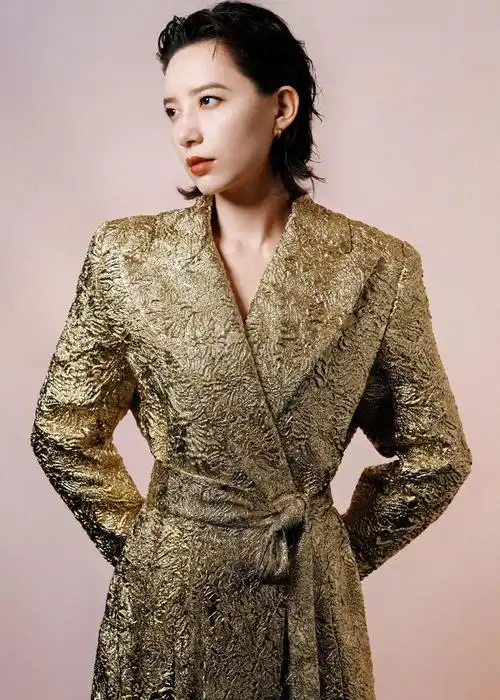 李斯丹妮身穿alexandre vauthier 2023秋冬金色刺绣大衣亮相