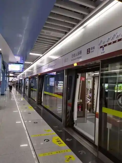 美观时尚的青岛地铁.