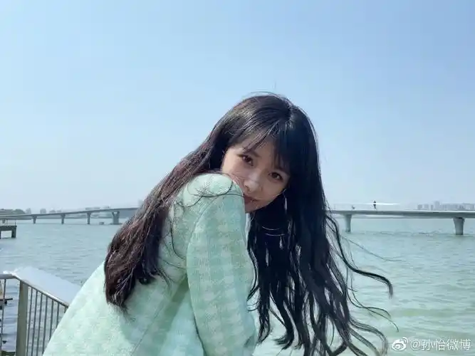孙怡穿倚栏杆回眸浅笑似邻家少女