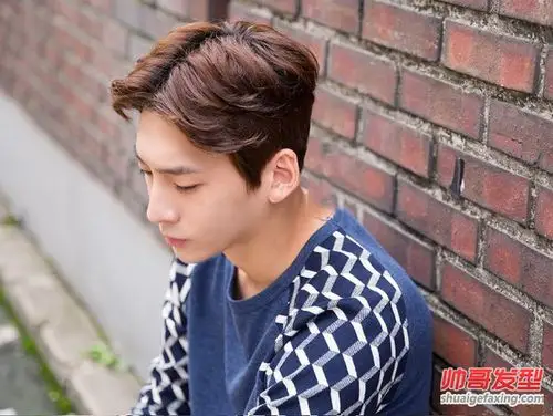 椭圆脸男生复古中分烫发 男生精致韩式发型