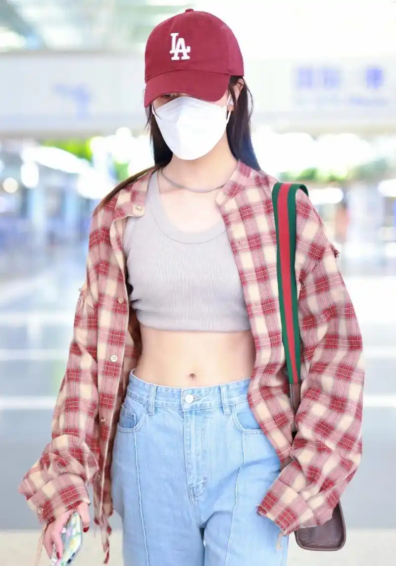 宋妍霏机场街拍,红色毛边格子衬衫内搭背心配拼接牛仔裤配运动拖鞋